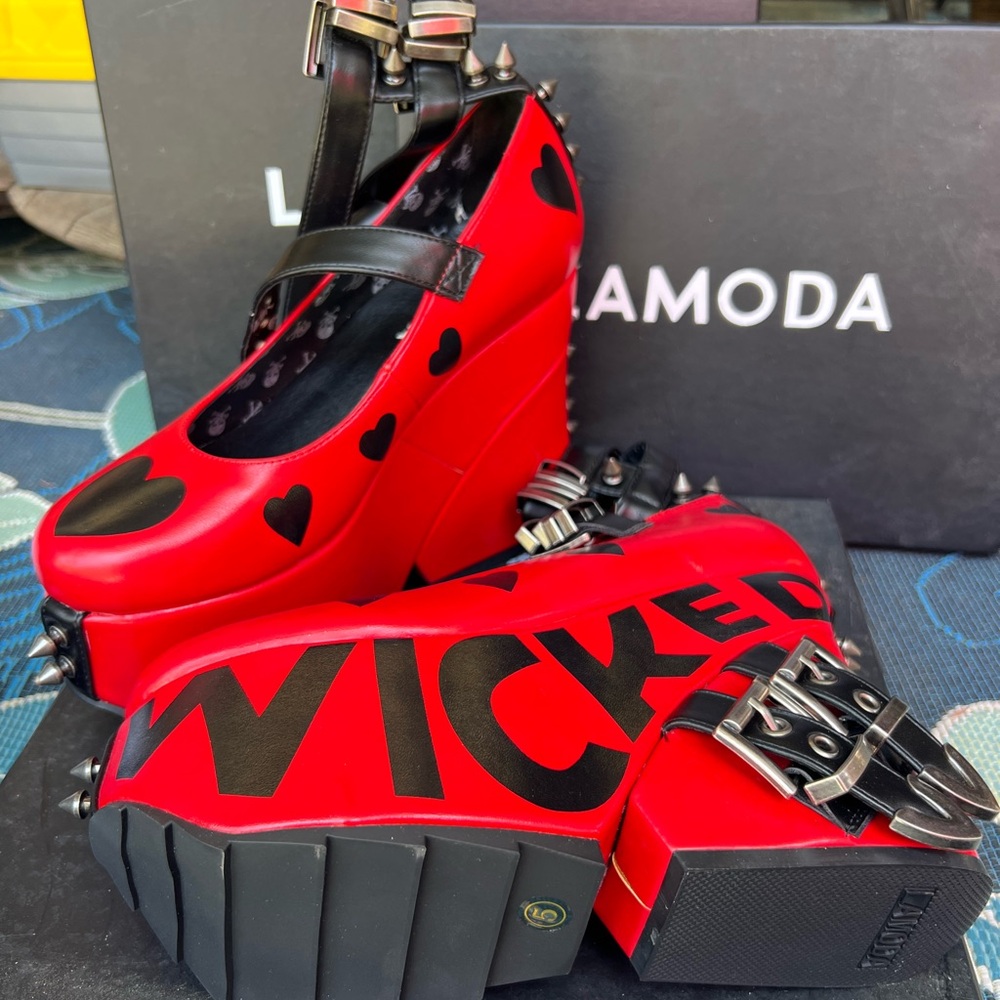 LAMODA Wicked Red Heart Platform Buckle Shoes
